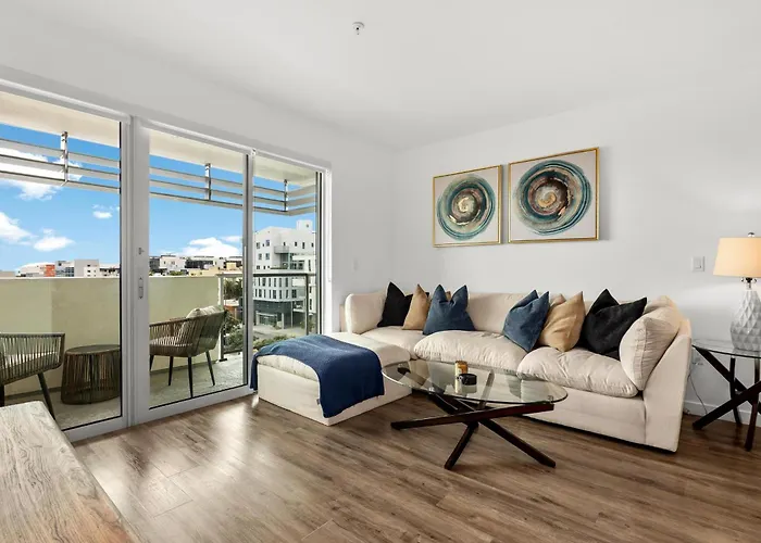 Luxury Penthouse 2-Br - With Pool & Gym Access
