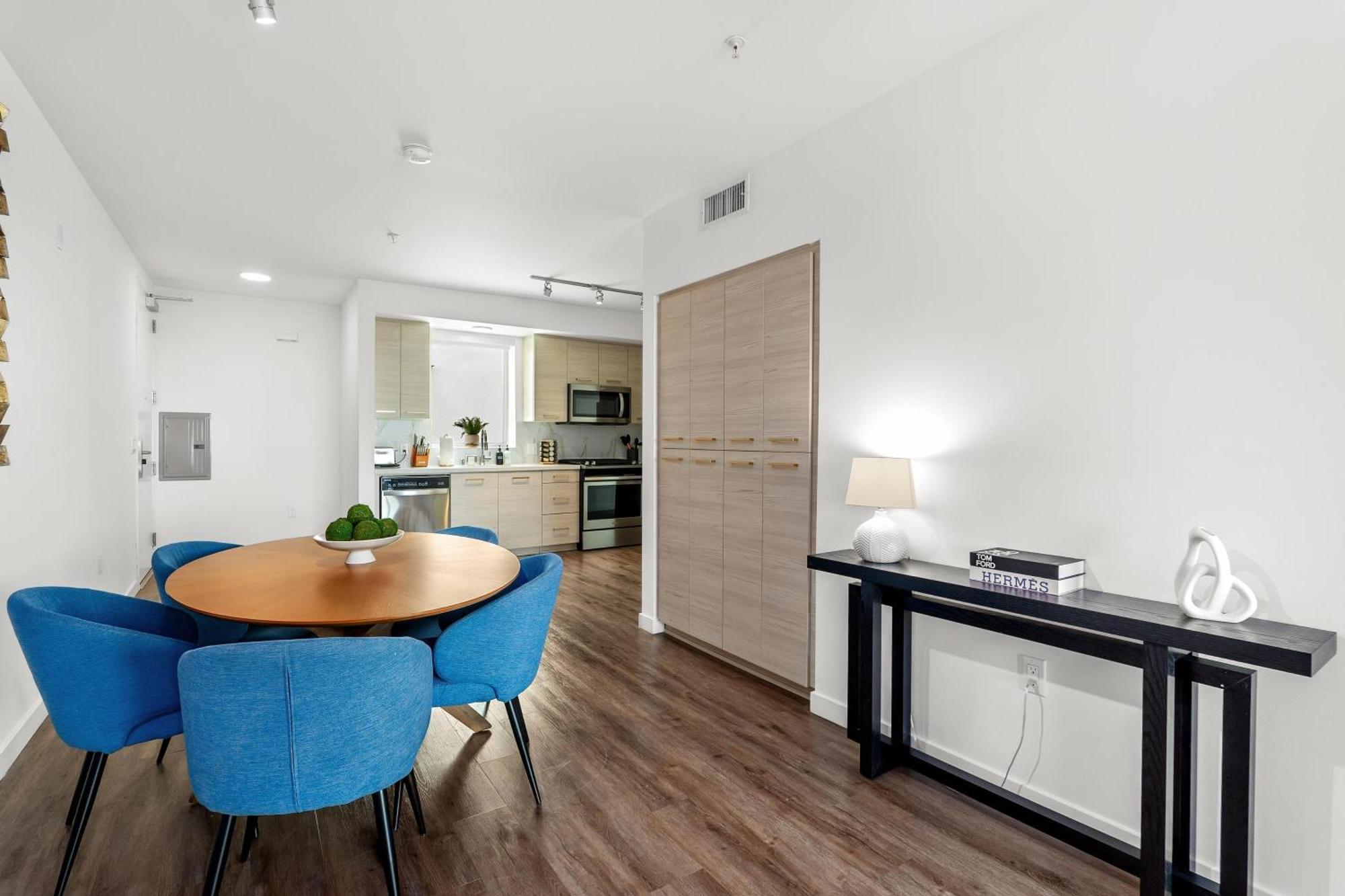 Luxury Penthouse 2-br - With Pool & Gym Access *