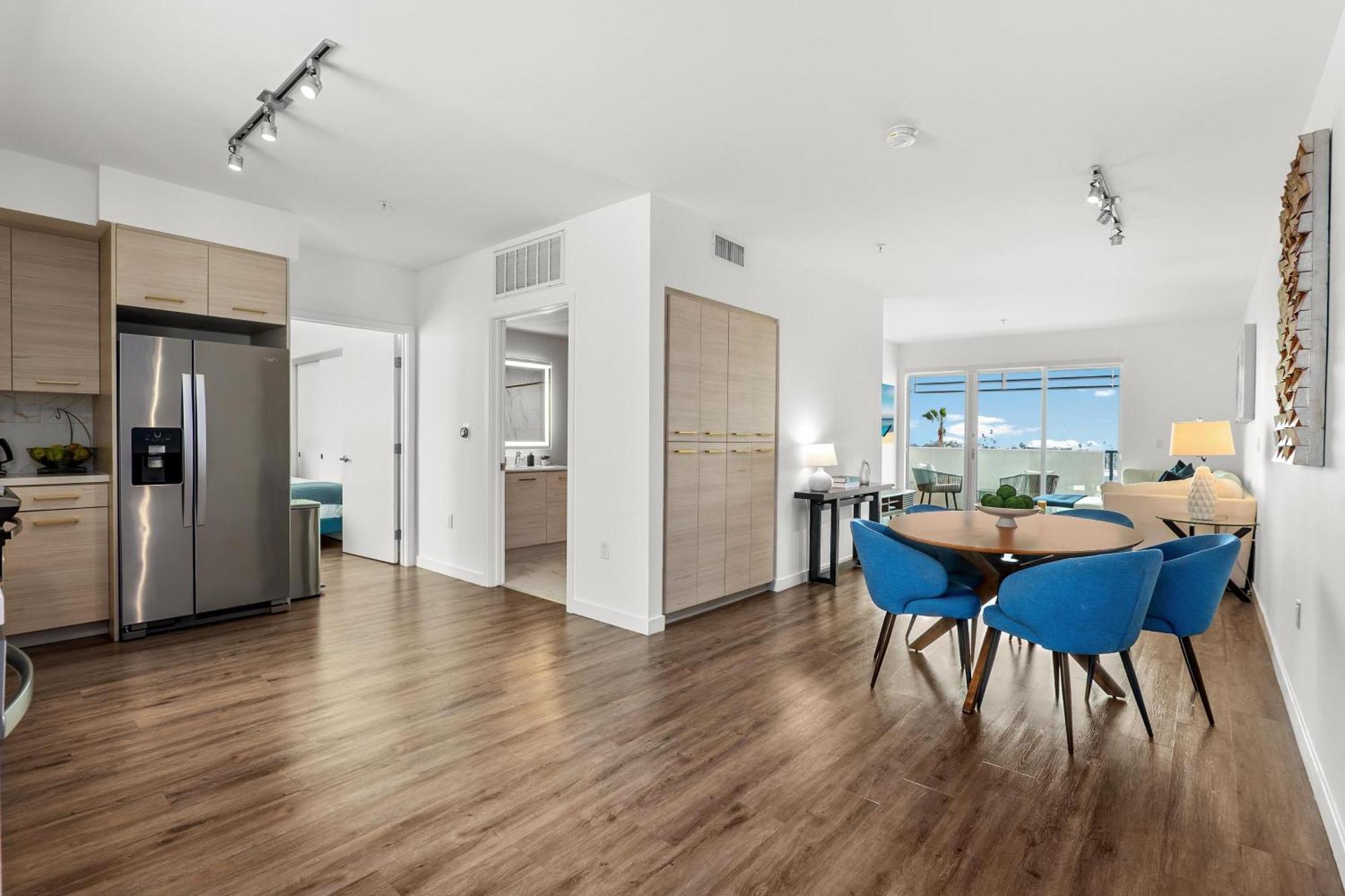 Luxury Penthouse 2-br - With Pool & Gym Access Apartment