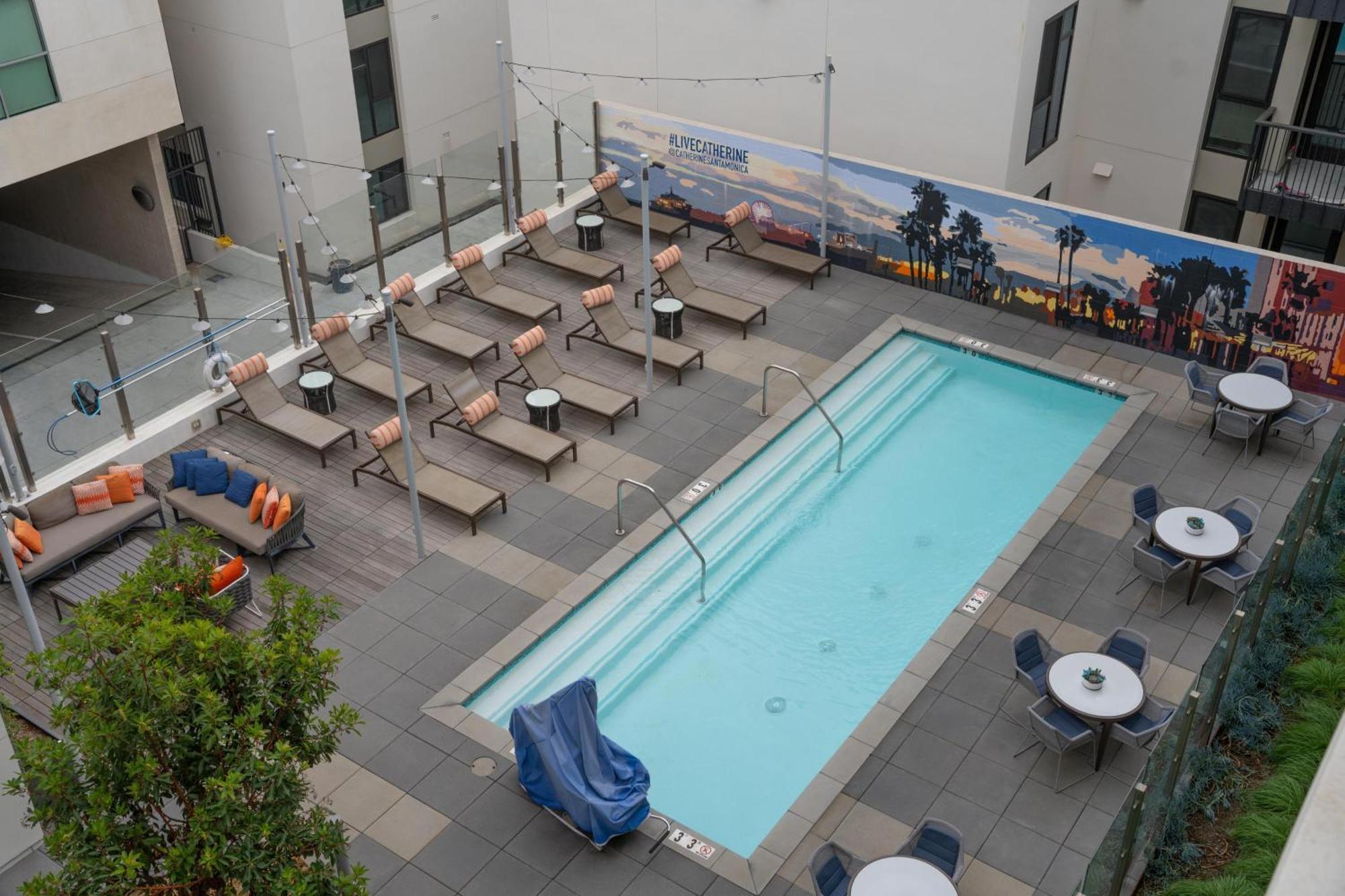 Luxury Penthouse 2-br - With Pool & Gym Access Apartment *