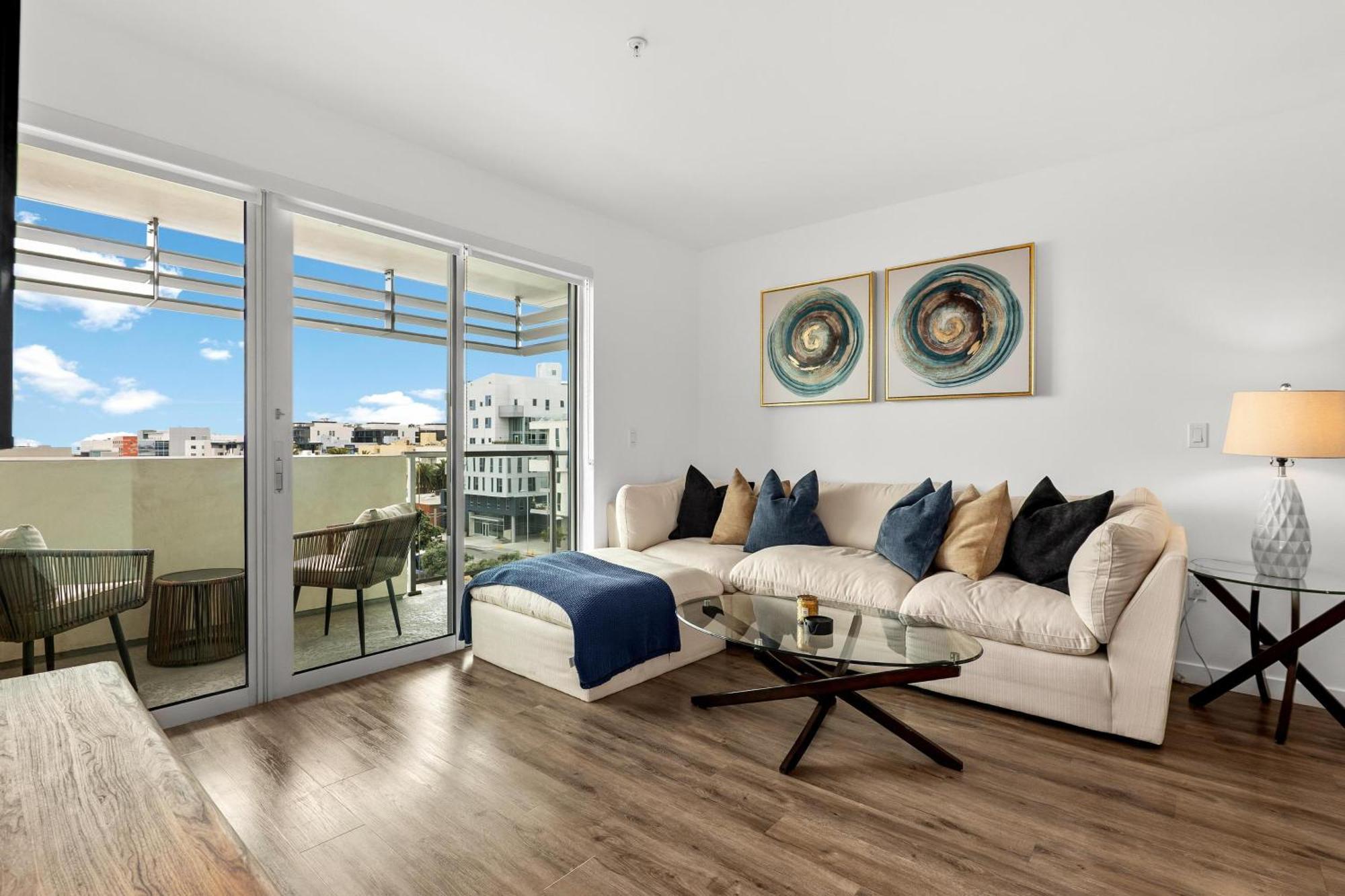 Apartment Luxury Penthouse 2-br - With Pool & Gym Access *