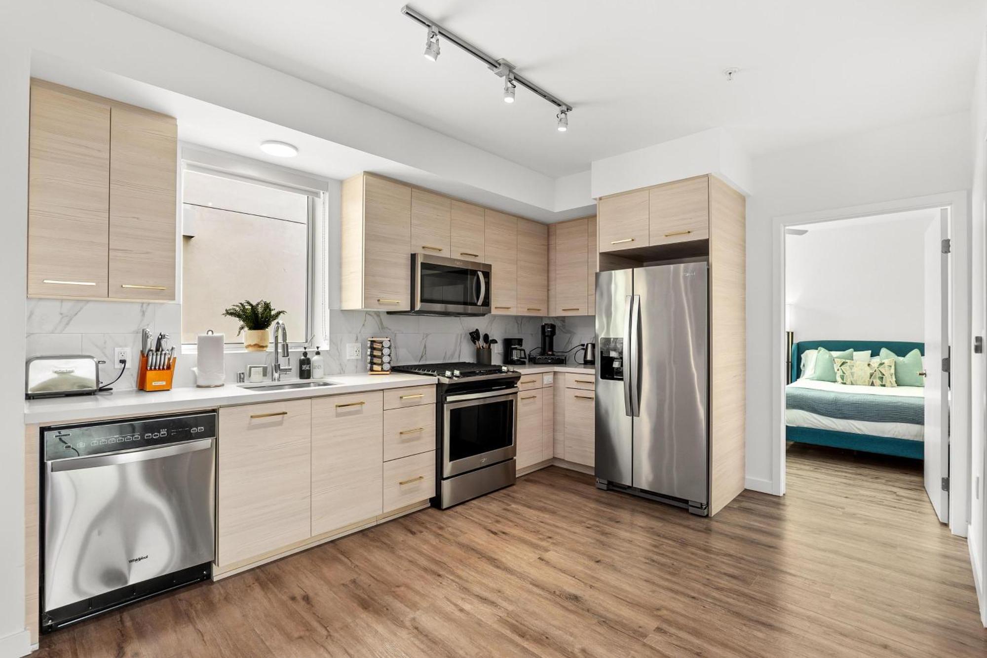 Luxury Penthouse 2-br - With Pool & Gym Access Los Angeles