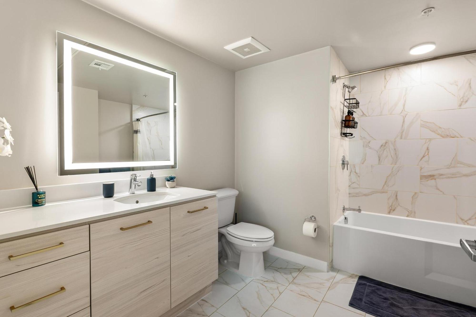 Apartment Luxury Penthouse 2-br - With Pool & Gym Access