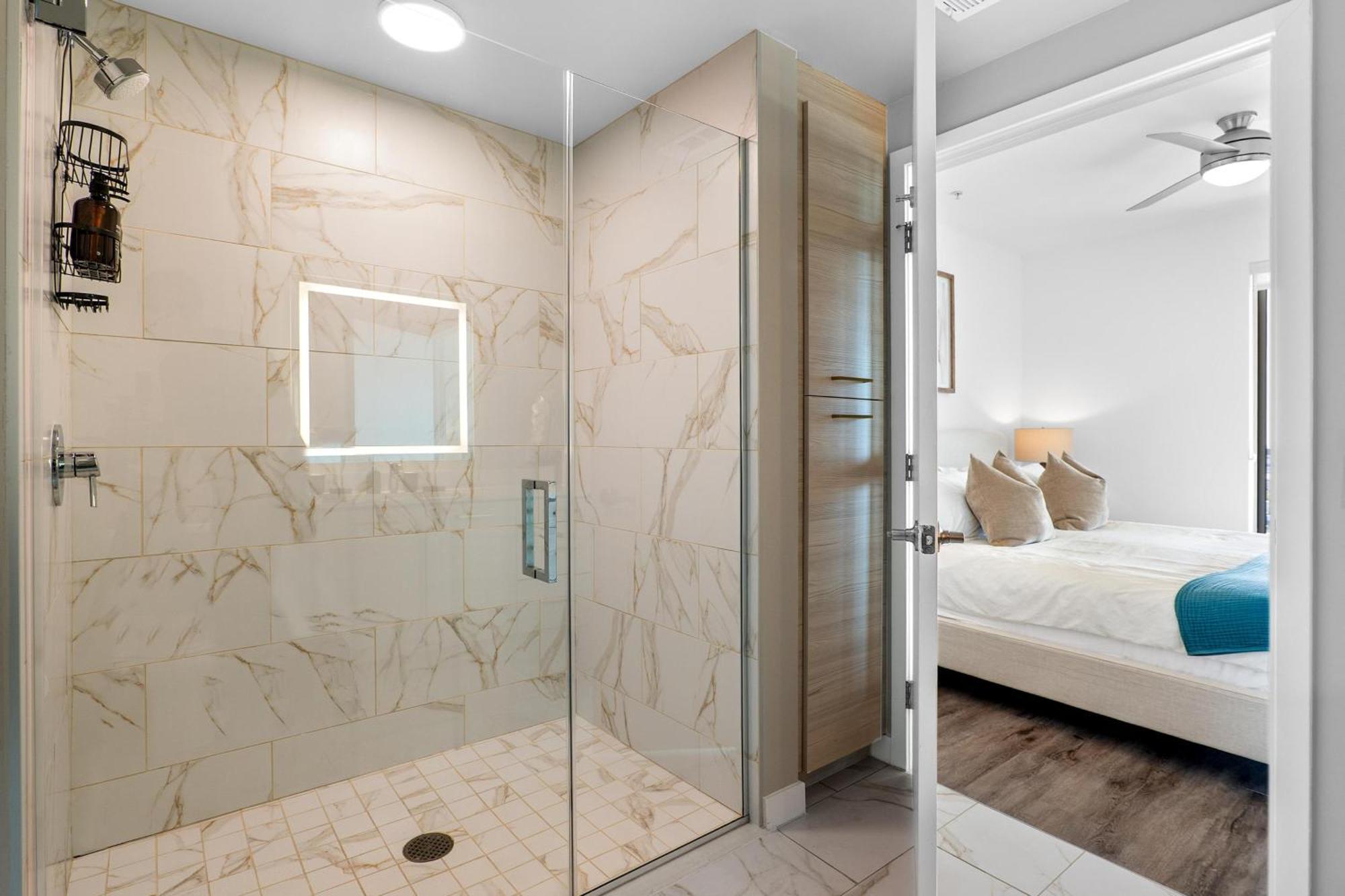 Luxury Penthouse 2-br - With Pool & Gym Access Apartment *