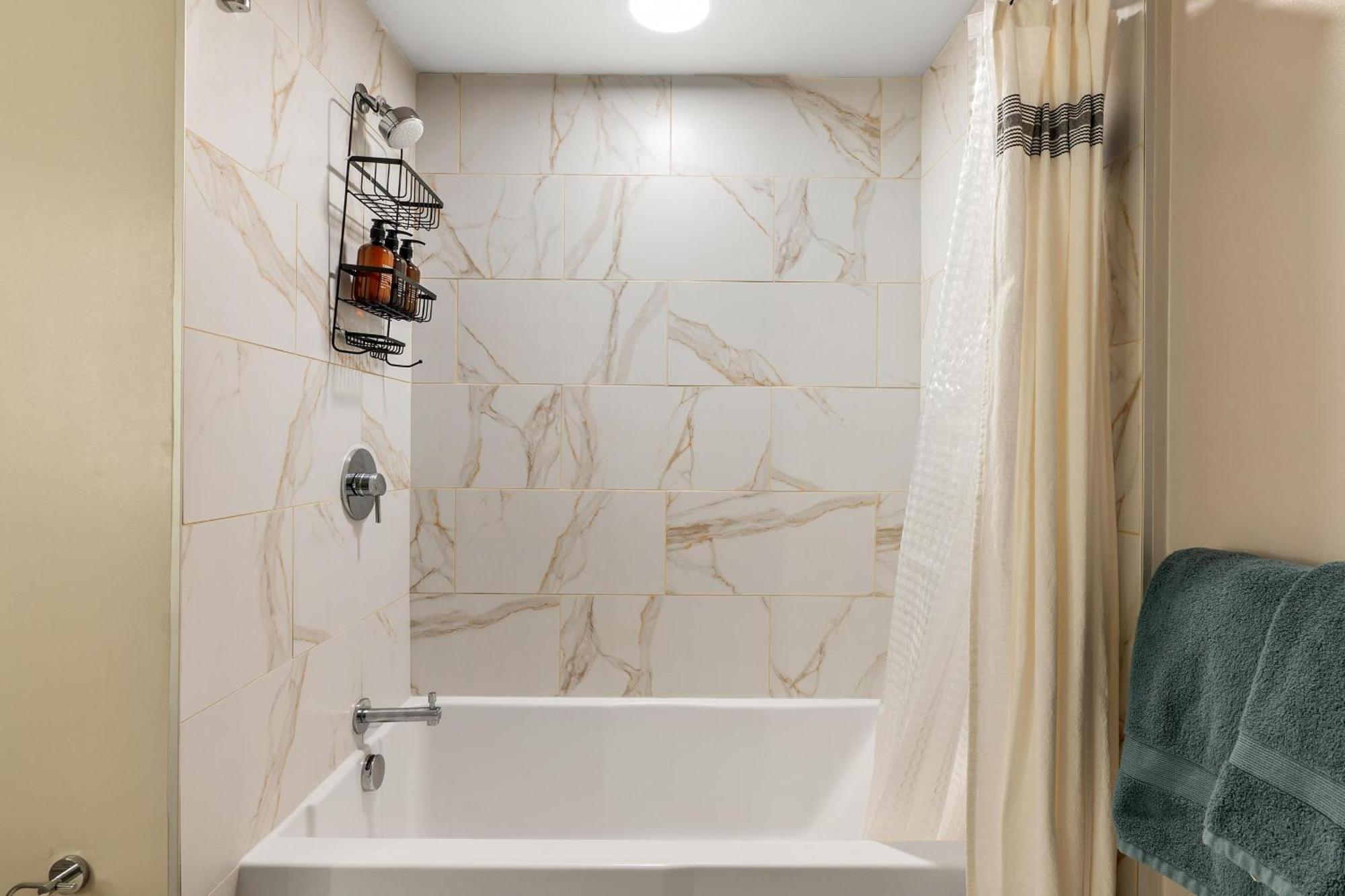 Luxury Penthouse 2-br - With Pool & Gym Access Los Angeles